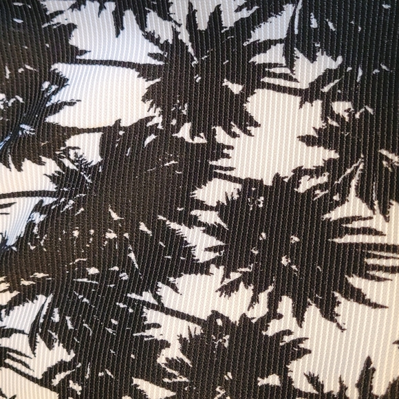 Think summer! Black/white palm tree print skirt. - Picture 2 of 4